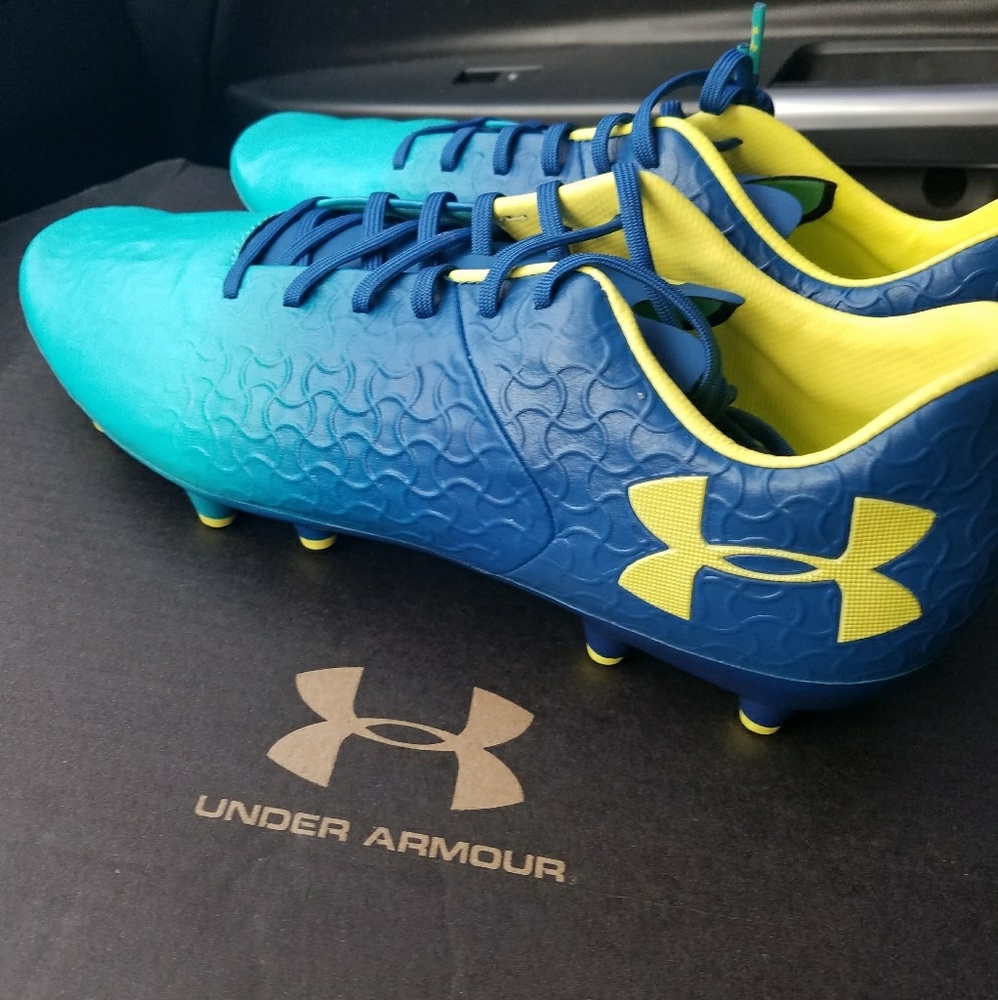 Men's 10.5 UA Soccer Cleats